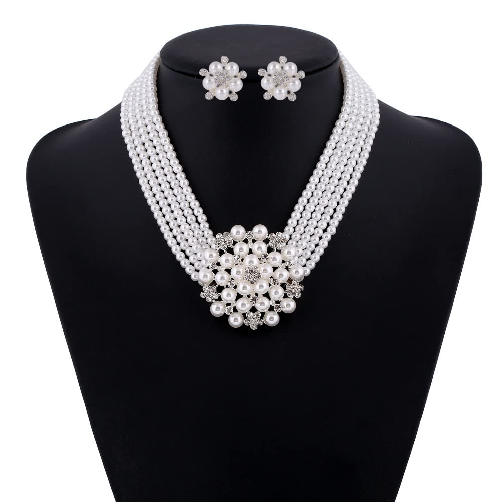 Fashionable pearl choker