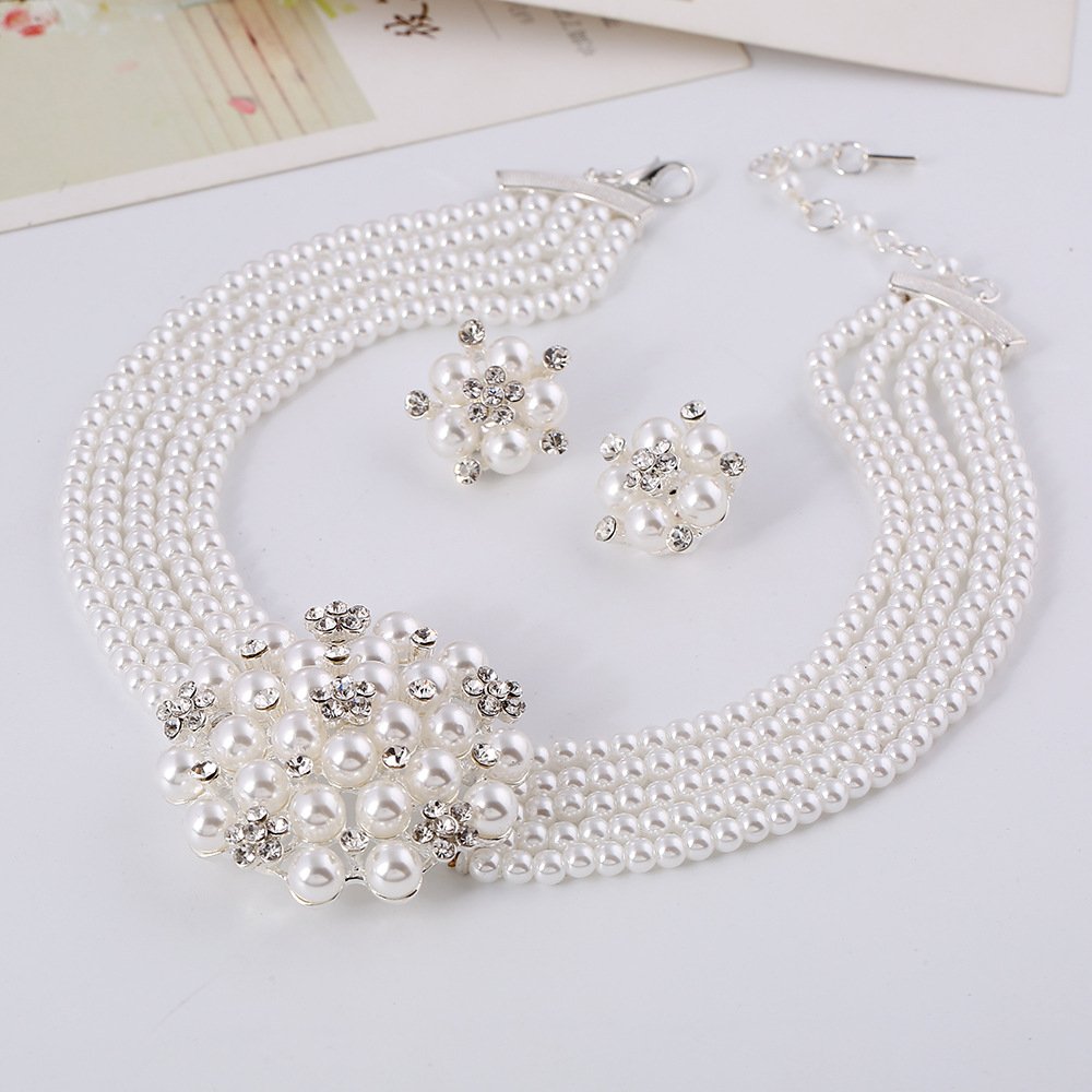 Fashionable pearl choker