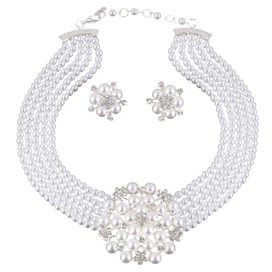 Fashionable pearl choker