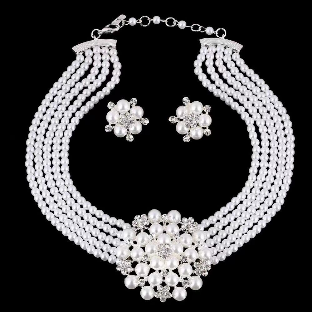 Fashionable pearl choker